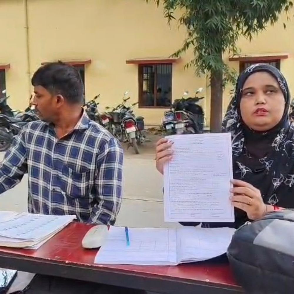 यूपी चुनाव से पहले वोटर लिस्ट मेंनाम जुड़वाने का मौका:हर बूथ पर लगा विशेष कैंप, अगला मौका 24 अक्टूबर को