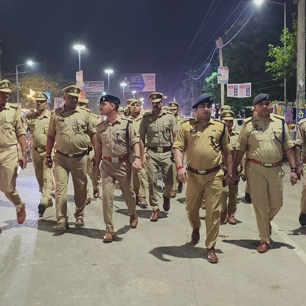 संतकबीरनगर में नवरात्र-दशहरा को लेकर पुलिस का फ्लैग मार्च:एसपी बोले- माहौल बिगाड़ने वालों पर होगी सख्त कार्रवाई, अफवाहों से बचें