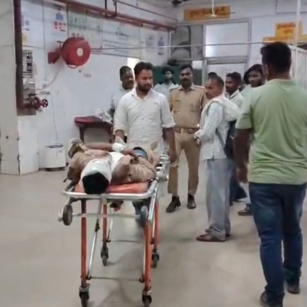 सुल्तानपुर में दो बाइकों की भिड़ंत, कांस्टेबल घायल:हेलमेट नहीं पहनने से सिर में आई गंभीर चोट, लखनऊ रेफर