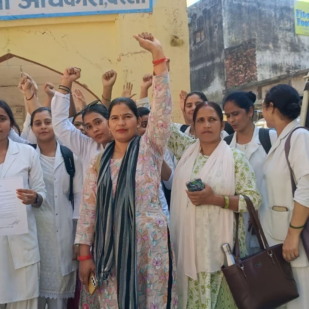 बरेली में लंबित मांगों को लेकर प्रदर्शन:फार्मासिस्ट से एएनएम तक जुटे स्वास्थ्यकर्मी, सौंपा ज्ञापन