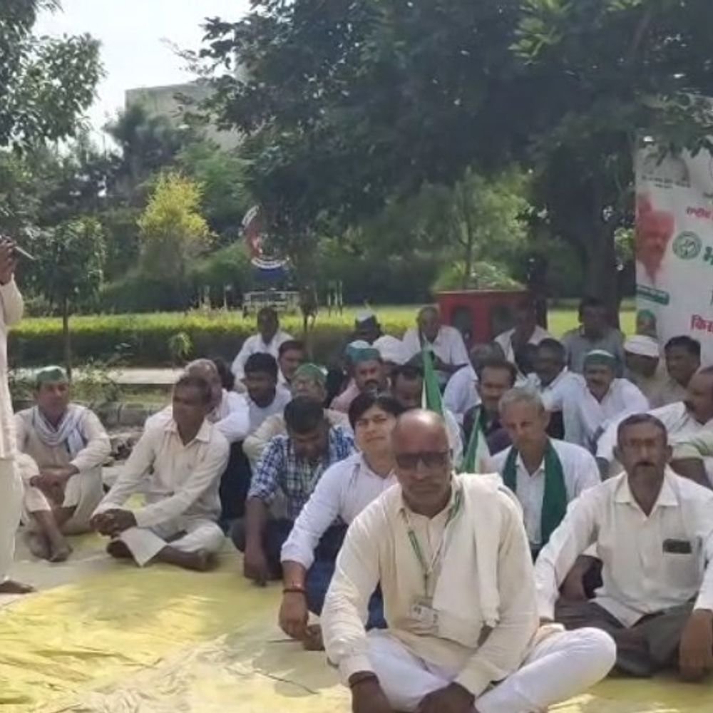 गन्ना रेट 500 रुपए प्रति क्विंटल करने की मांग:हापुड़ कलेक्ट्रेट में प्रदर्शन, बोले- लागत बढ़ने से खेती करना मुश्किल हुआ