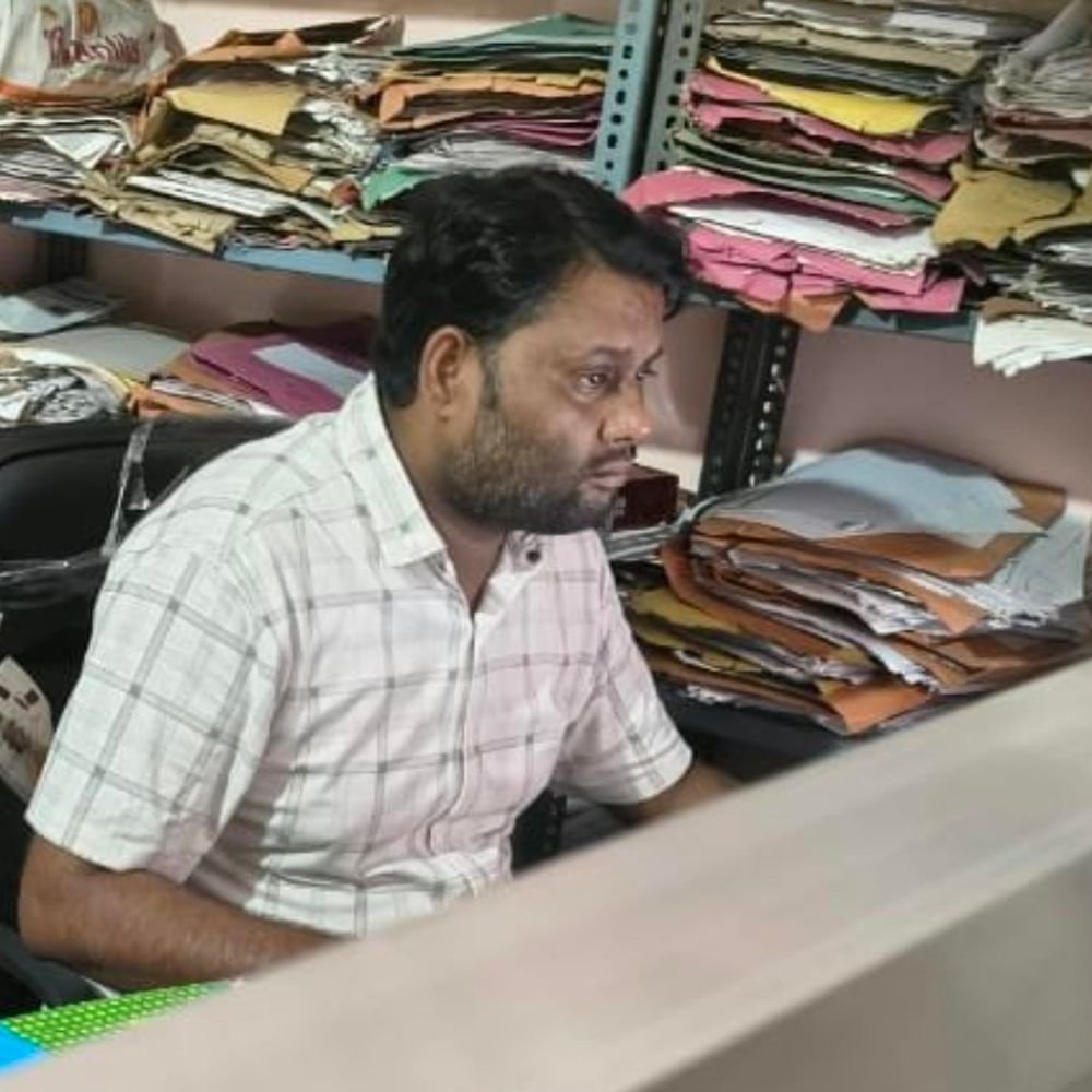 धन उगाही के आरोप में बर्खास्त ऑपरेटर से करवाया काम:सुल्तानपुर में शिकायत पर हटाया गया था, मुख्यमंत्री से जांच की मांग