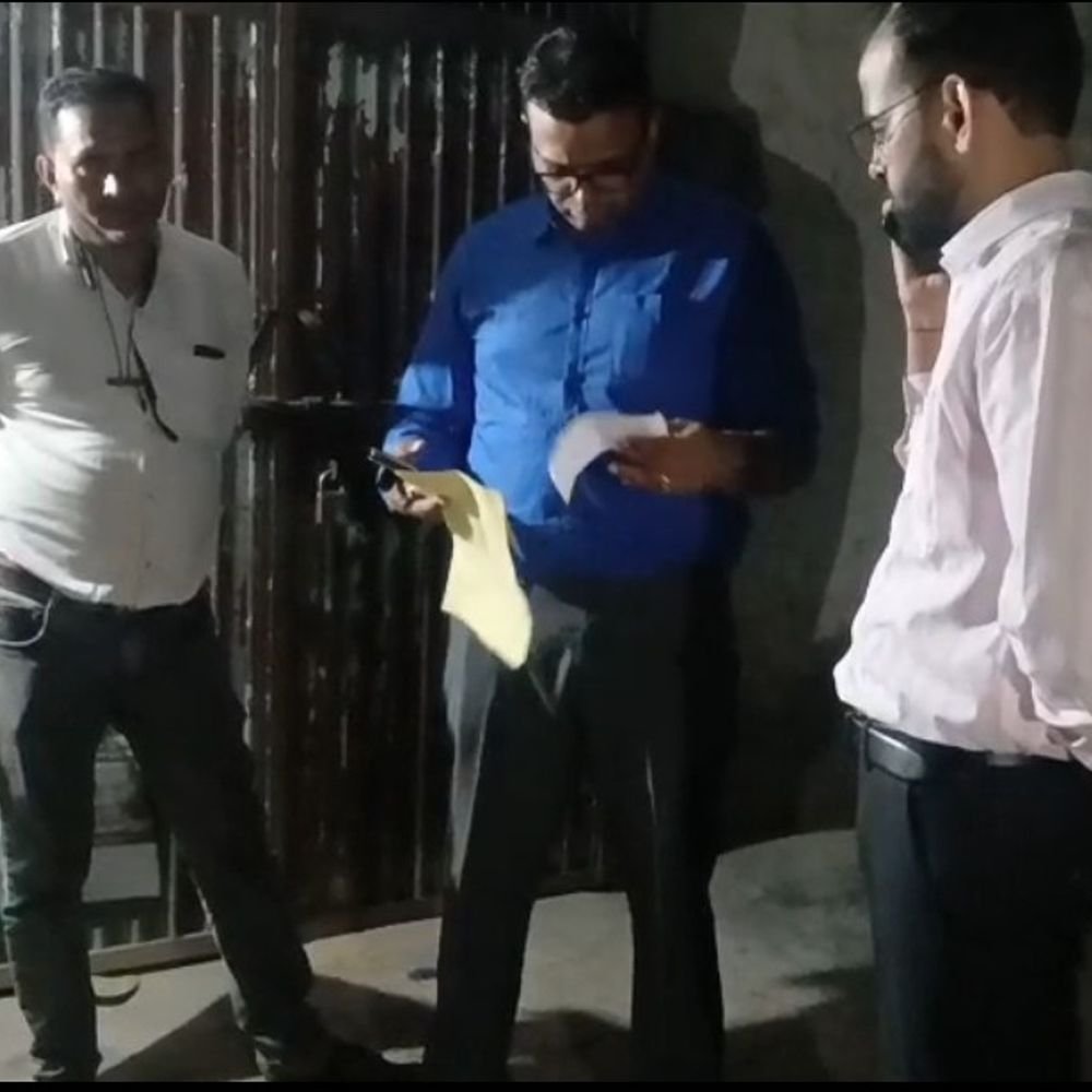 राशन की कालाबाजारी में भाजप नेता समेत 5 पर FIR:हाथरस में धर्मकांटा पर छापे में 181 कट्टे मिले, ट्रैक्टर-ट्रॉली जब्त