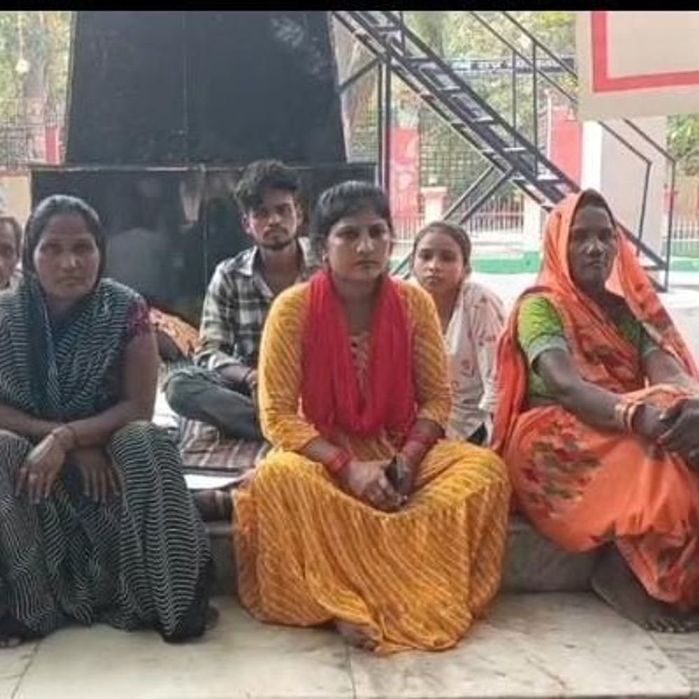 हिला ने नगर पालिका पर मकान गिराने का लगाया आरोप:अंबेडकरनगर में जेसीबी से मकान और गृहस्थी का सामान तोड़ने का दावा, धरने पर बैठी