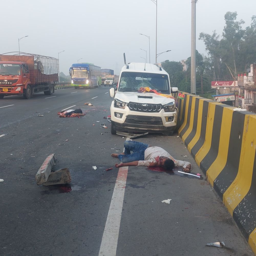 स्कॉर्पियो में ट्रक की टक्कर से चार की मौत:प्रयागराज से वाराणसी जाते हुए नेशनल हाईवे 19 पर हुआ हादसा