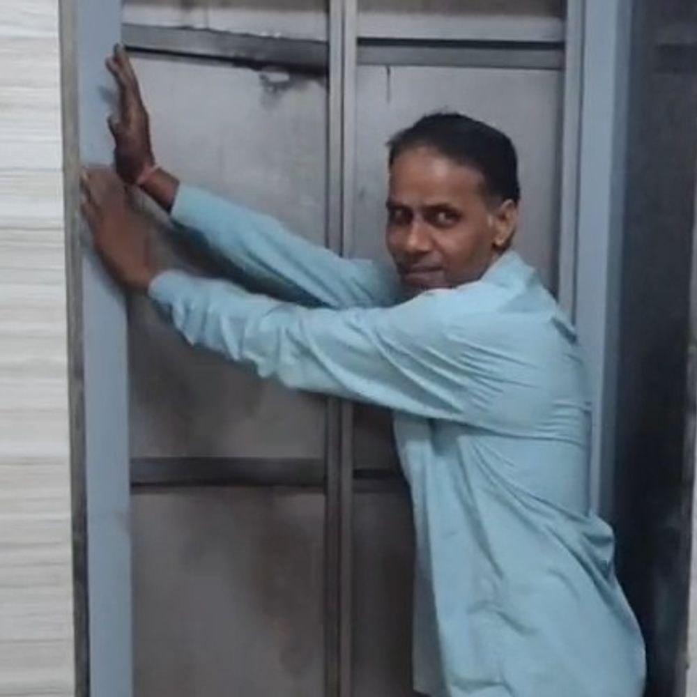 नोएडा की अजनारा होम्स सोसाइटी में फिर अटकी लिफ्ट:महिला ने गेट पीटा तब जाकर प्रबंधन ने निकाला बाहर, पहले भी फंस चुके हैं लोग