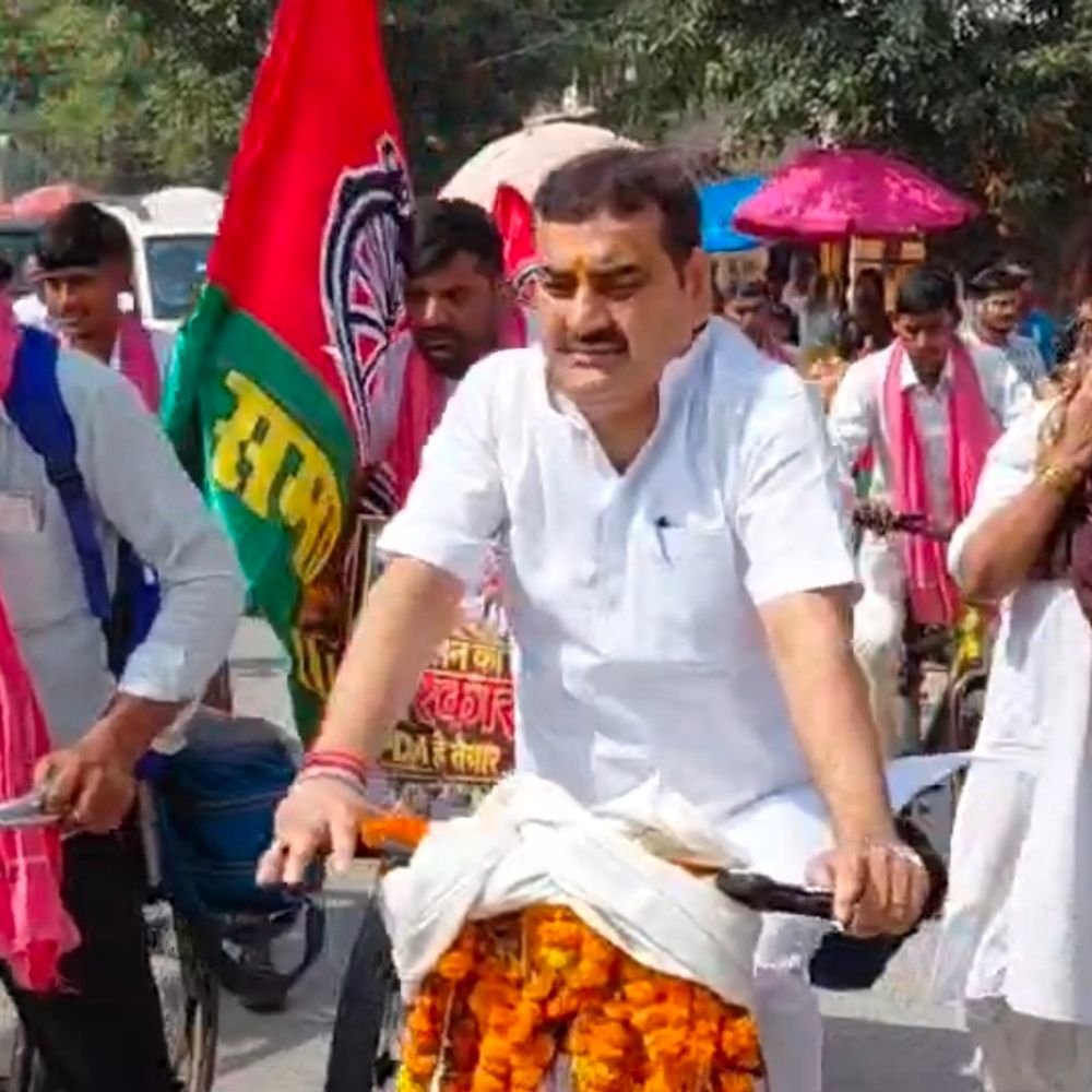 सपा की पीडीए साइकिल यात्रा गुन्नौर पहुंची:कार्यकर्ताओं ने किया स्वागत, बदायूं से शुरू हुई यह यात्रा 10 अक्टूबर को सैफई पहुंचेगी