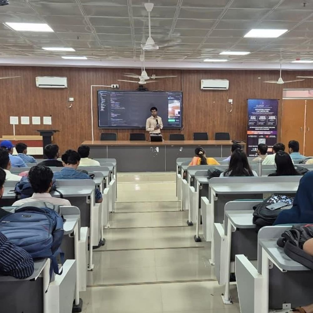 भाषा विश्वविद्यालय में सेमिनार एक दिवसीय आयोजित:विद्यार्थियों को सिखाई गई आधुनिक कोडिंग, 3 छात्रों का निशुल्क इंटर्नशिप चयन