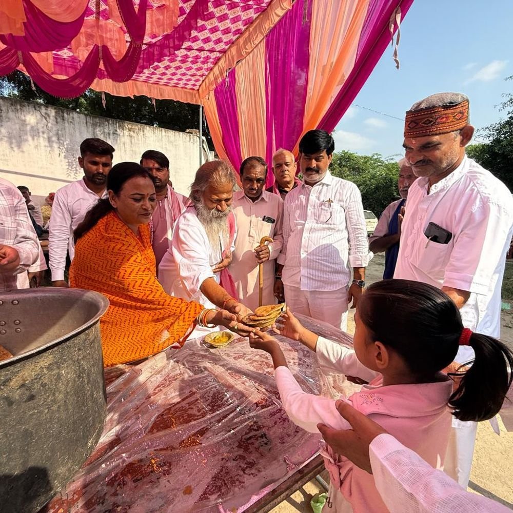 कानपुर में मां दुर्गा देवी मंदिर घाटमपुर में भंडारा हुआ:जिला पंचायत अध्यक्ष स्वप्निल वरुण ने श्रद्धालुओं को प्रसाद बांटा