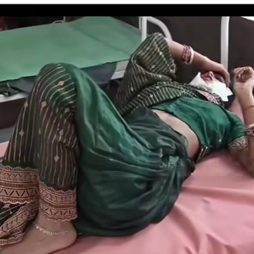 पिकअप ने बाइक को मारी टक्कर, महिला की मौत:बदायूं में पति समेत 2 गंभीर घायल, उपचार जारी