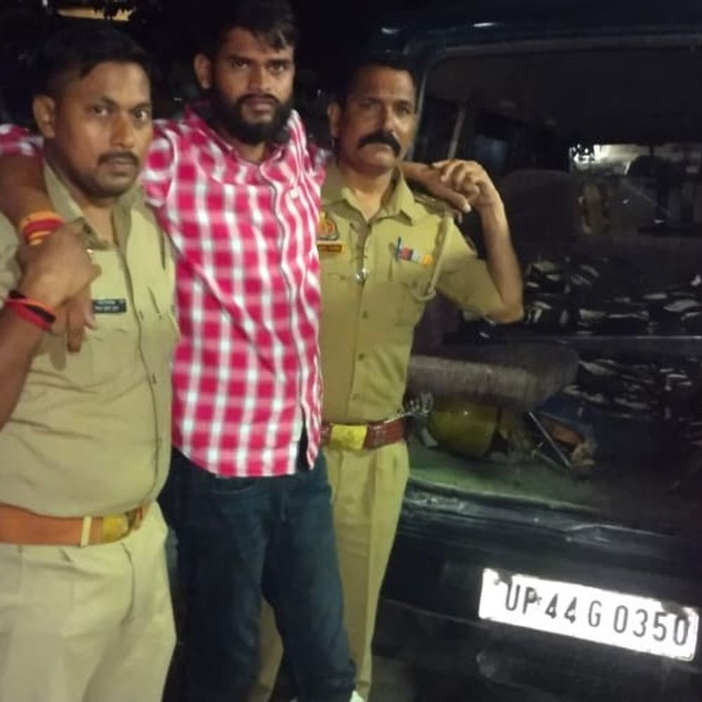 सुल्तानपुर पुलिस ने बदमाश का हॉफ एनकाउंटर किया:4 दिन पहले दो युवकों से मारपीट कर हवाई फायरिंग की थी, पैर में गोली लगी