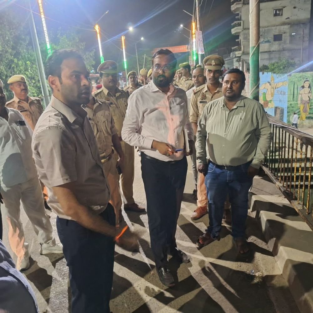 देवरिया में मूर्ति विसर्जन की तैयारियां:DM ने गोताखोरों की तैनाती और बैरिकेडिंग के दिए निर्देश