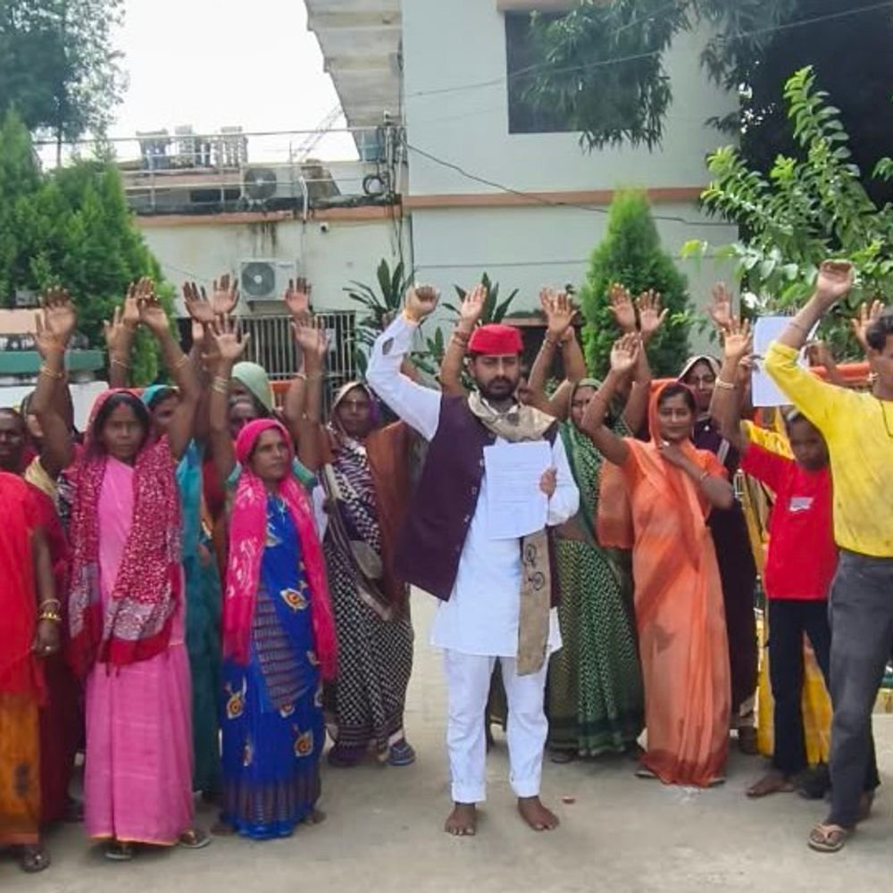 कीचड़युक्त सड़क से परेशान लोगों ने नगरपालिका कार्यालय घेरा:सोनभद्र में सड़क-नाली निर्माण की मांग, ईओ को ज्ञापन दिया