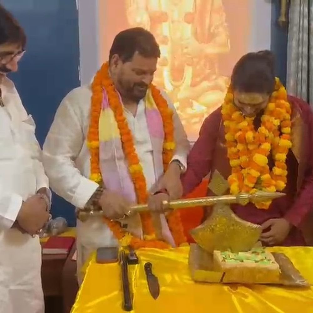बृजभूषण ने फरसा से केक काटकर मनाया महंत का जन्मदिन:बोले- संस्कृत के विद्यार्थी रहे हैं वासुदेव शास्त्री, परशुराम के फरसे से मनाएंगे जन्मदिन