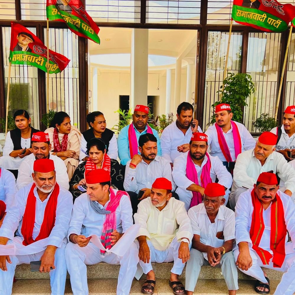 सपा ने मतदाता सूची में धांधली का आरोप लगाया:हापुड़ कलेक्ट्रेट पर प्रदर्शन कर एसडीएम को ज्ञापन सौंपा, जांच की मांग