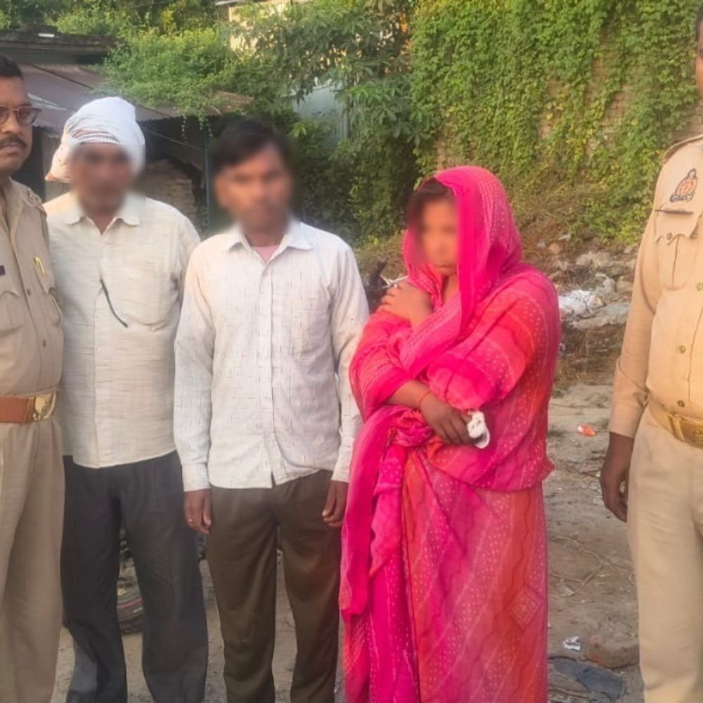 भदोही में कुएं में गिरी महिला को पुलिस ने बचाया:जंगीगंज बाजार में घर से भटककर गिर गई थी, भाई को बुलाकर सौंपा गया