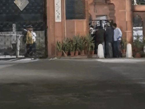अलीगढ़ मुस्लिम यूनिवर्सिटी के छात्र आज करेंगे बैठक:हिरासत में लिए गए साथी को छोड़ने की मांग, मारपीट के दो केस हैं दर्ज