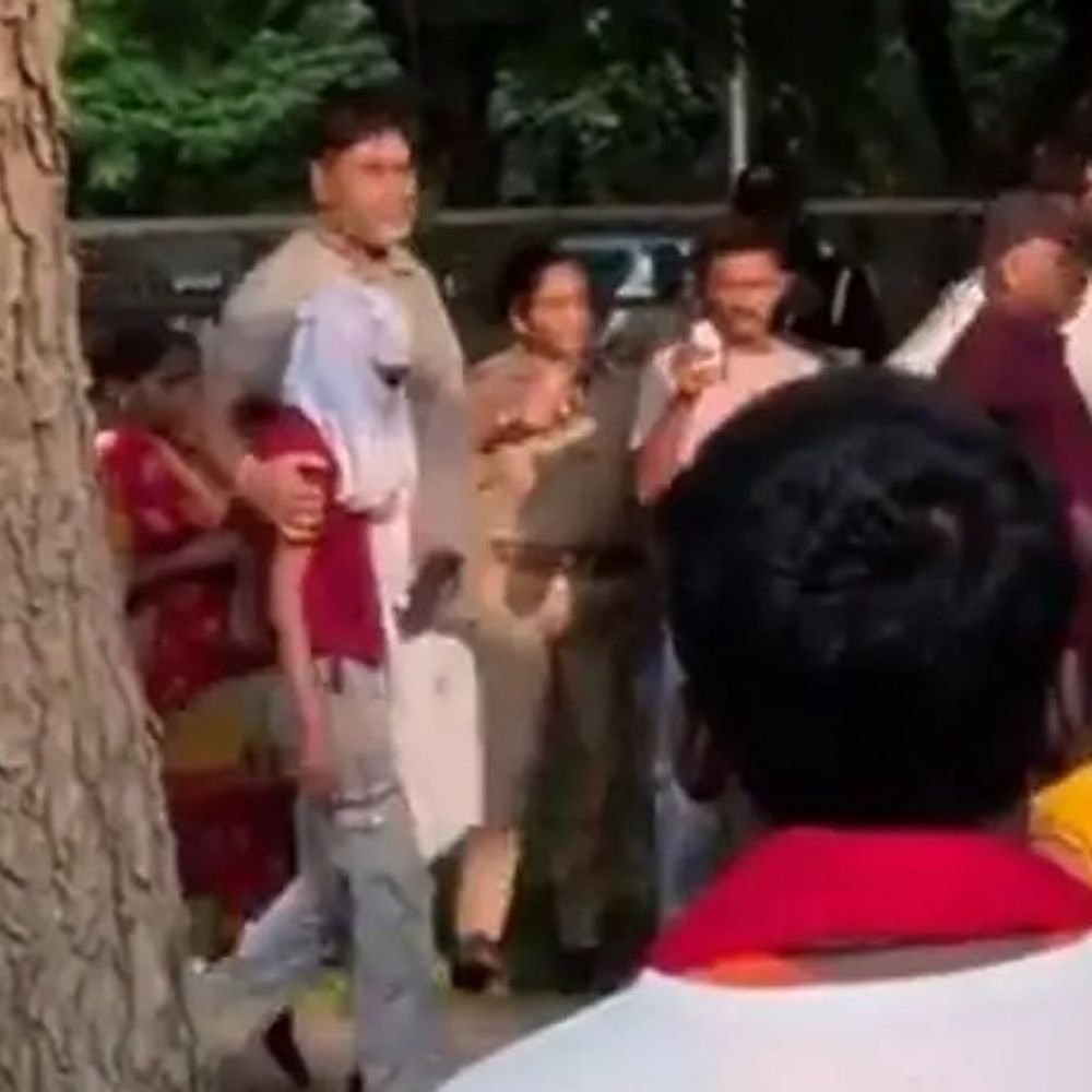 प्रेमी से शादी की जिद में टावर पर चढ़ी किशोरी:सोनभद्र में साढ़े तीन घंटे बाद उतरी, परिजन कर रहे थे दूसरी जगह शादी की तैयारी