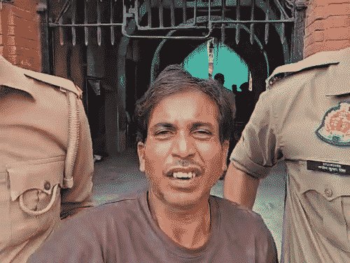 वाराणसी में बच्ची से रेप करने वाला थाने में रोया:हाथ जोड़कर बोला - गलती हो गई; इस बार माफ कर दो