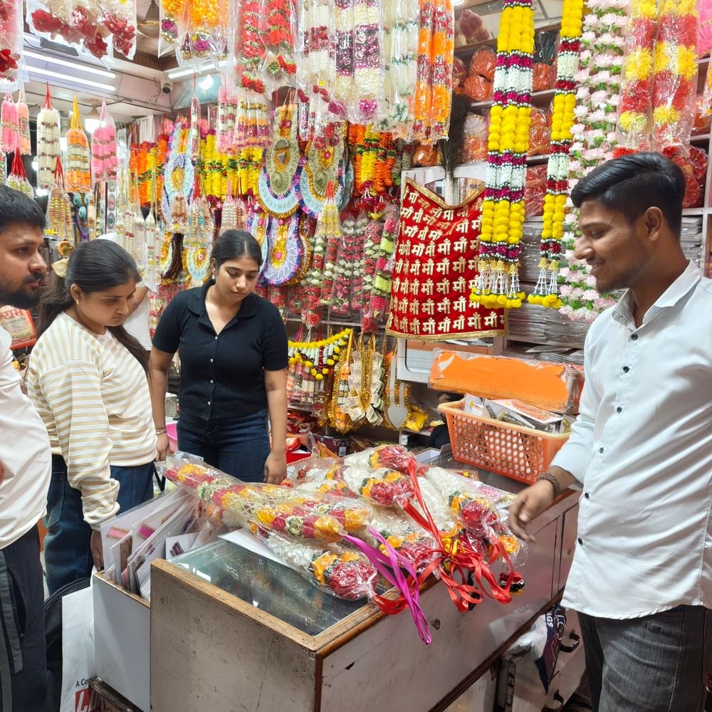 नवरात्रि से पहले बाजारों में उमड़ी भीड़:देर रात तक हुई खरीदारी, मिट्टी की मूर्तियों और पूजा सामग्री की दुकानों पर रौनक