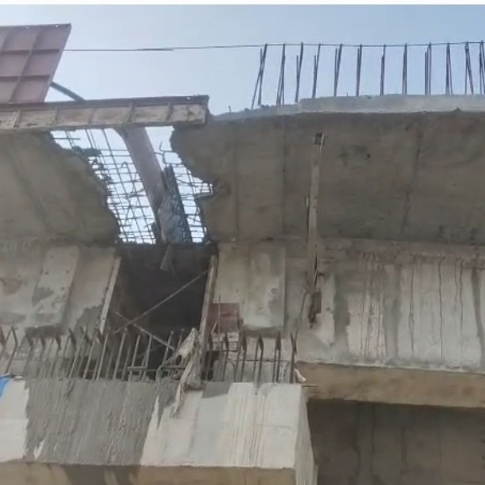 देवरिया में निर्माणाधीन रेलवे ओवरब्रिज की शटरिंग गिरी:बाल-बाल बचे राहगीर, सुरक्षा मानकों पर सवाल
