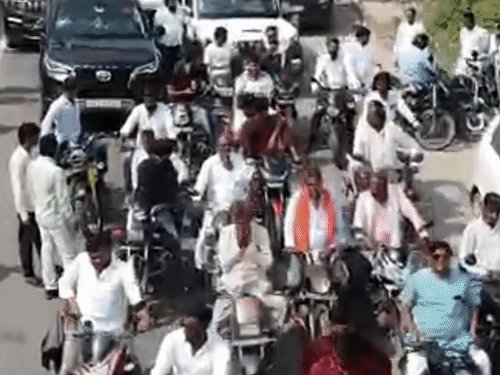 कासगंज में सेवा ज्योति यात्रा निकली, ड्रोन से निगरानी:पुलिस ने संभाली सुरक्षा और ट्रैफिक व्यवस्था, भाजपाइयों का हुजूम उमड़ा