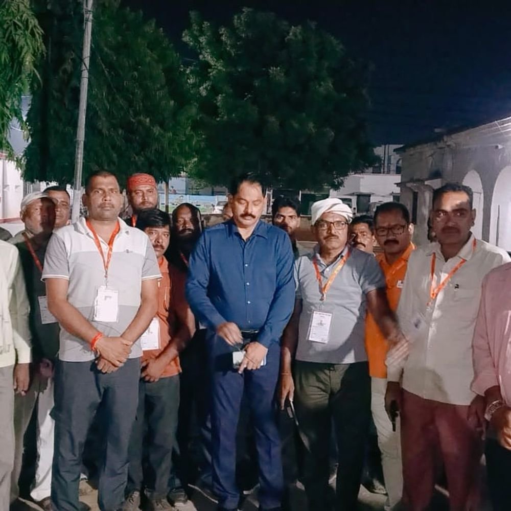 मिर्जापुर से 30 लोगों का दल गुजरात रवाना:राष्ट्रीय एकता दिवस परेड में शामिल होंगे, एडीजी ने महामना एक्सप्रेस को दिखाई हरी झंडी