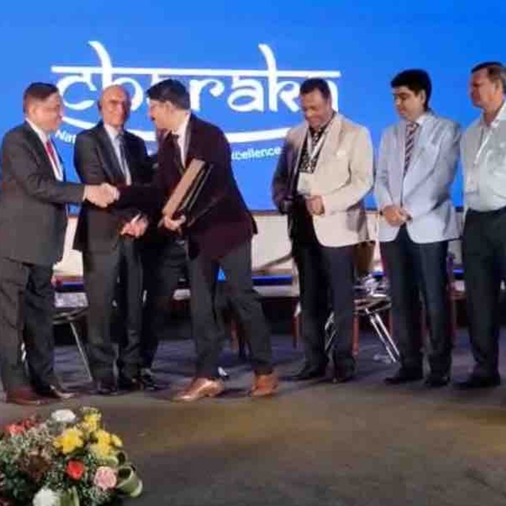 डॉ. समर्थ कुमार अग्रवाल को मुंबई में एक्सीलेंस अवॉर्ड मिला:32 साल की मेहनत का फल बताया, रामपुर के लोगों को समर्पित किया