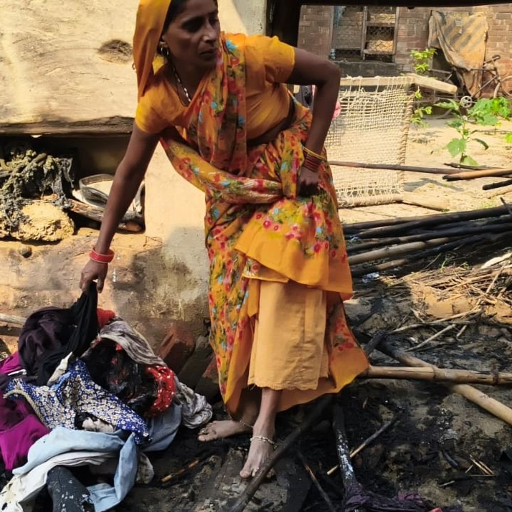 इटावा में बेटी की शादी का सामान आग में जला:रामनगर में शार्ट सर्किट से कच्चे कमरे में लगी आग