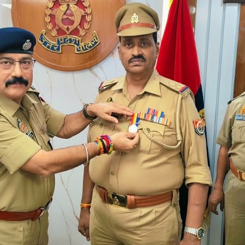 हापुड़ में 26 पुलिसकर्मियों को सेवा पदक:गृह मंत्रालय ने 24 को अति उत्कृष्ट और 2 को उत्कृष्ट सेवा पदक की मंजूरी दी
