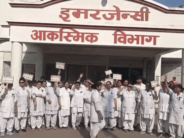 झांसी मेडिकल कॉलेज में नर्सों की हड़ताल:दो घंटे नहीं करेंगी काम, मांगों लेकर की नारेबाजी