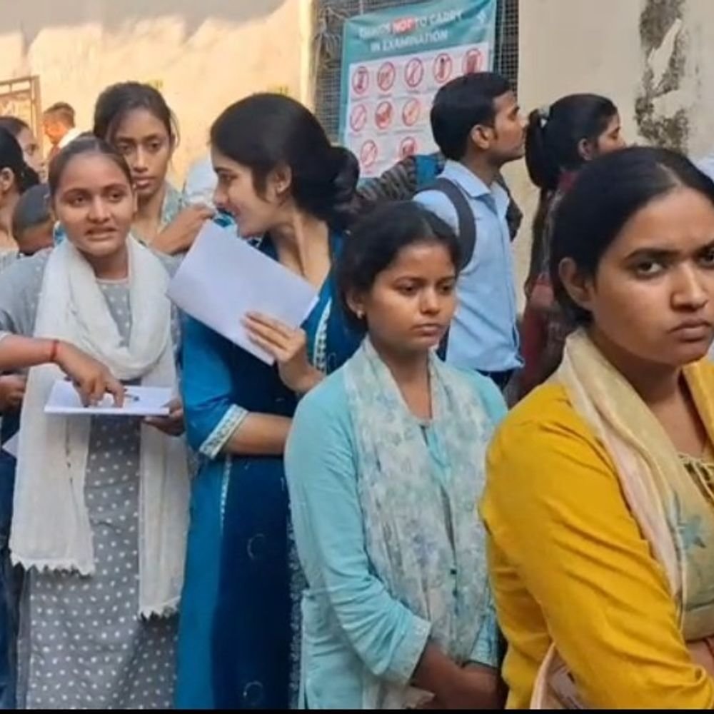 मिर्जापुर में PET परीक्षा में 3027 छात्रों ने छोड़ी परीक्षा:9792 अभ्यर्थी थे रजिस्टर्ड, डीएम ने कंट्रोल रूम में CCTV व्यवस्था देखी