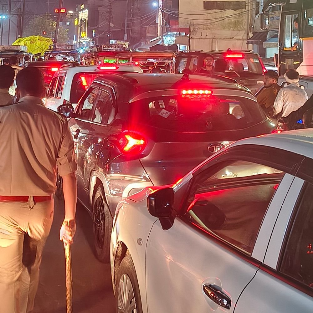 मेरठ में 3km लंबा जाम, एंबुलेंस फंसी:हापुड़ अड्डे तक रेंगते रहे वाहन, राहगीरों को हुई परेशानी
