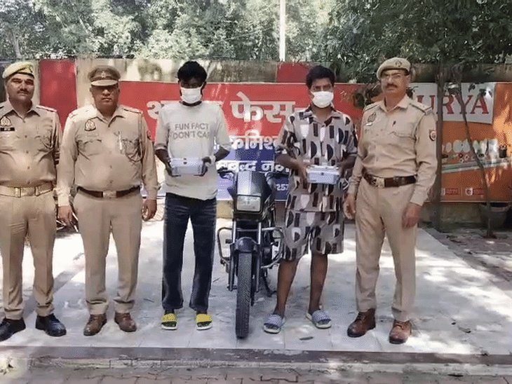 50 से ज्यादा मोबाइल चोरी करने वाले 2 गिरफ्तार:नोएडा में भीड़ और बाजारों में बनाते थे लोगों को निशाना, 21 मोबाइल और चोरी की बाइक बरामद