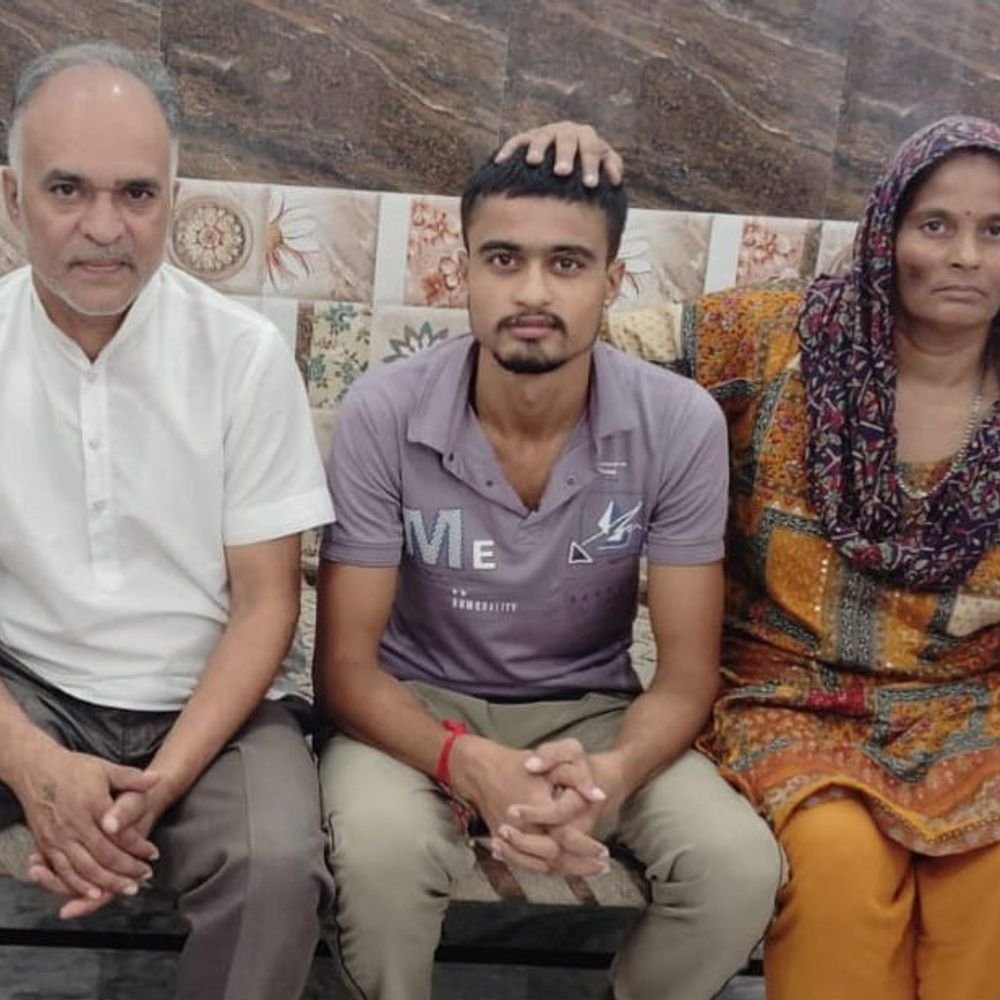बागपत के सारंग ने यूपी पुलिस भर्ती में किया टॉप:प्रदेश में पहला स्थान हासिल किया, पिता दर्जी; दो बहनें पहले से पुलिस सेवा में