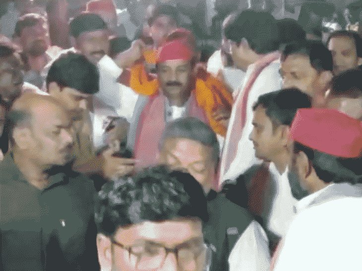 थप्पड़कांड: सपा प्रदेश अध्यक्ष गोरखपुर में नगीना साहनी से मिले:बोले- पूरी पार्टी उनके साथ खड़ी; 2027 में बनाएंगे सरकार