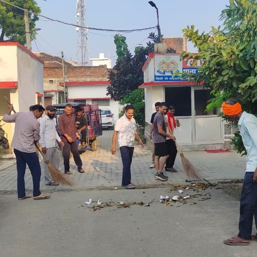 गांधी जयंती पर स्वच्छता का संकल्प:रामपुर जनपद के थाने-चौकियाें में पुलिस कर्मियों ने की सफाई