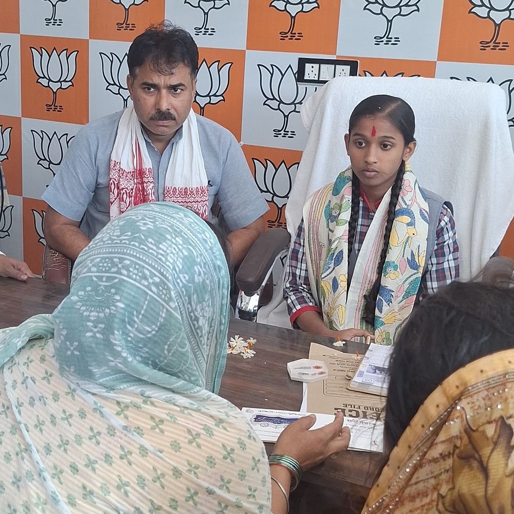 छात्रा मंजली गुप्ता एक दिन की राज्यसभा सांसद बनीं:गाजीपुर में 4 फरियादियों की समस्याएं सुनीं, अधिकारियों से समाधान की पहल की
