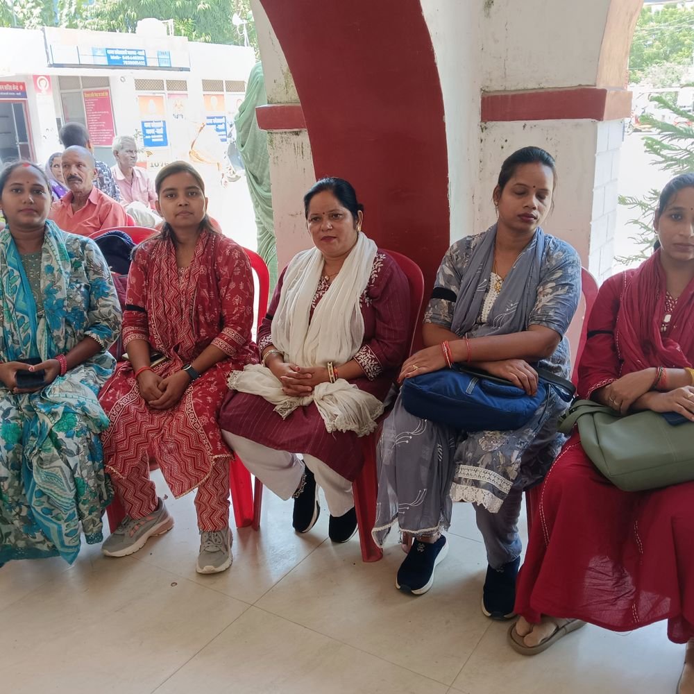 लेखपालों ने काली पट्टी बांधकर विरोध जताया:वेतन विसंगति समेत 8 मांगों पर प्रदर्शन, 17 अक्टूबर से कार्य बहिष्कार का ऐलान