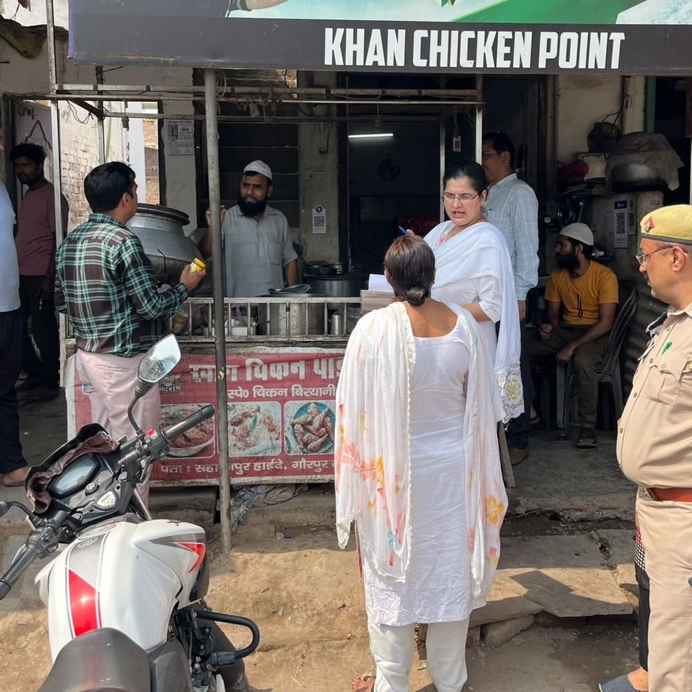 बागपत में 9 दुकानों पर खाद्य सुरक्षा विभाग की छापेमारी:एक्सपायरी सामान मिलने पर ₹5,300 का माल नष्ट कराया, गंदगी मिलने पर नोटिस