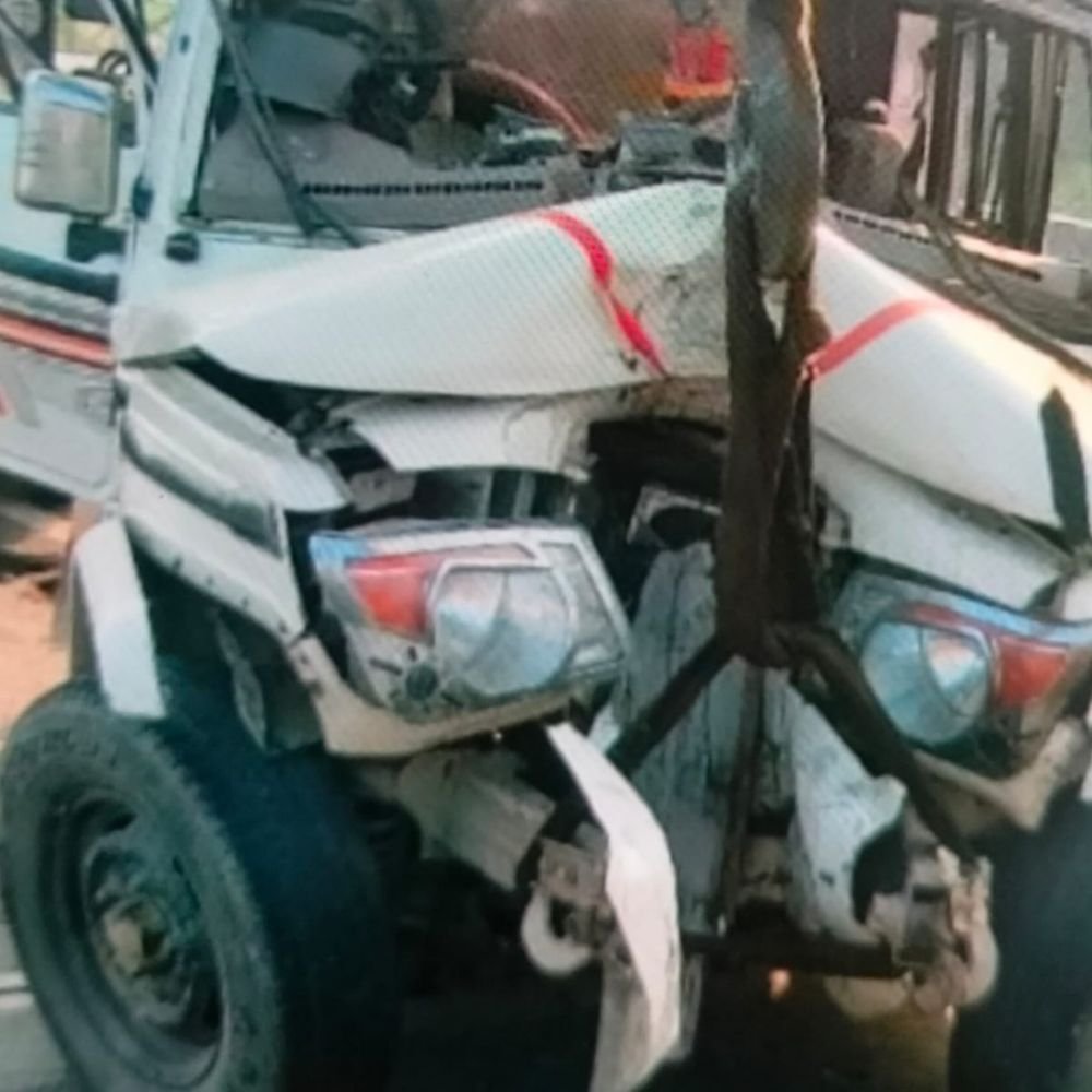किसान पथ पर बोलेरो पलटी, महिला समेत 3 की मौत:उन्नाव से गंगाजल लेकर औसानेश्वर महादेव मंदिर जा रहे थे, तेज रफ्तार बोलेरो डिवाइडर से टकराई
