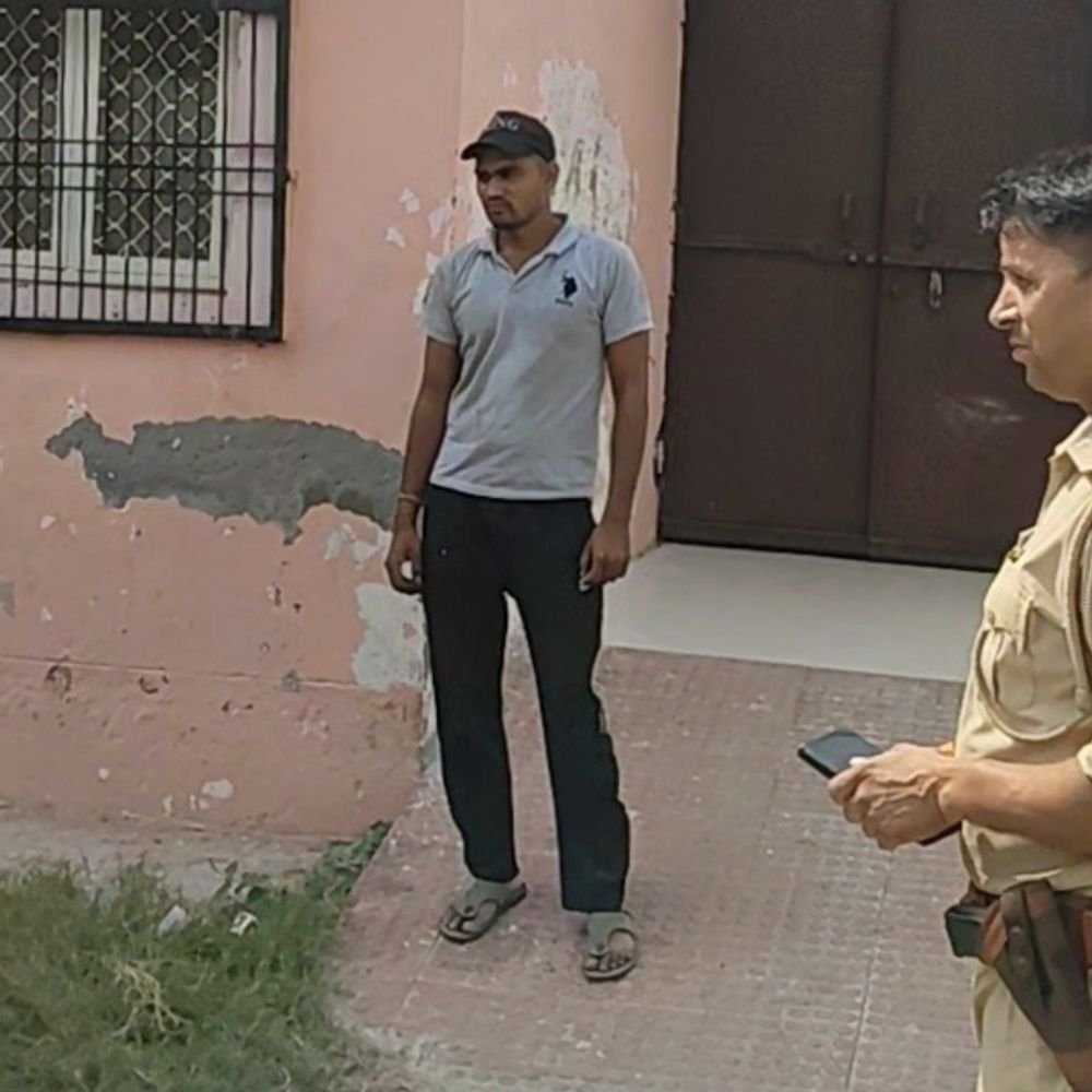हाथरस में मंदिर के बाहर मिला बुजुर्ग का शव:पहचान नहीं होने पर पुलिस ने पोस्टमार्टम के लिए भेजा, जांच में जुटी