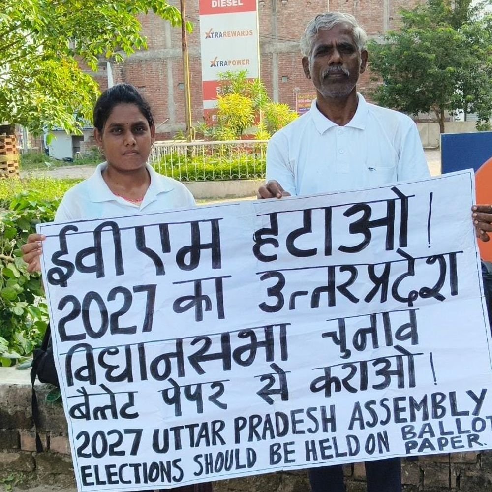 ईवीएम हटाकर बैलेट पेपर से मतदान की मांग:तमिलनाडु से पैदल निकले अधिवक्ता बेटी और इंजीनियर पिता ने लोगों को जागरूक किया