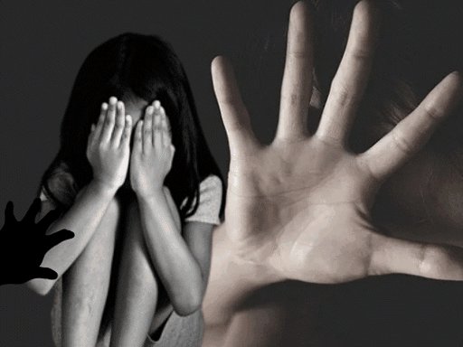 स्कूल के कर्मचारी ने नाबालिग छात्रा से रेप किया:झांसी में टीचर ने दोस्ती कराई, अश्लील वीडियो बनाया, सुसाइड कर रही पीड़िता को बचाया