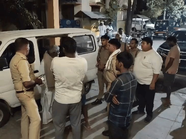 बिजनौर में ट्रैक्टर से कुचलकर तीन लोगों को मार डाला:खुद भी गंभीर घायल; मामली कहासुनी से बढ़ा विवाद