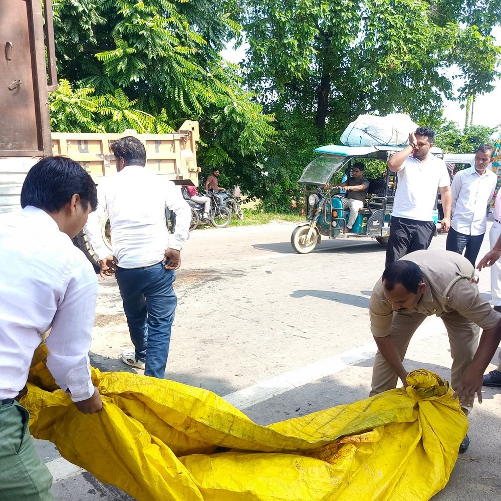 जौनपुर में ट्रक-बाइक की टक्कर में ठेकेदार की मौत:वाराणसी में रहकर करते थे ठेकेदारी, बेटी की सगाई में शामिल होने आ रहे थे