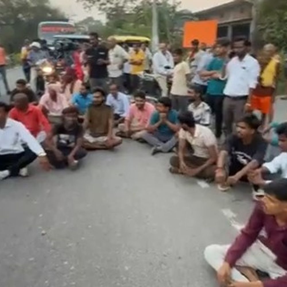 बिजली नहीं मिली तो ग्रामीणों ने किया रोड जाम:गोंडा में पावर हाउस के सामने डेढ़ घंटे धरना, 3 टूटे पोल नहीं लगाने का आरोप