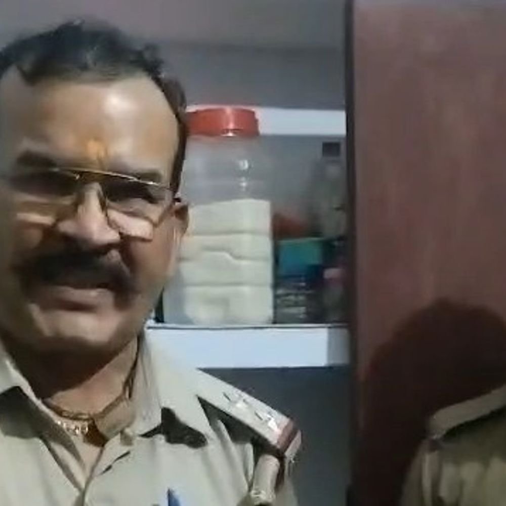 उन्नाव में दरोगा पर 20 हजार रुपए मांगने का आरोप:दहेज केस में समझौते के नाम पर महिला को दरोगा ने थप्पड़ मारा VIDEO