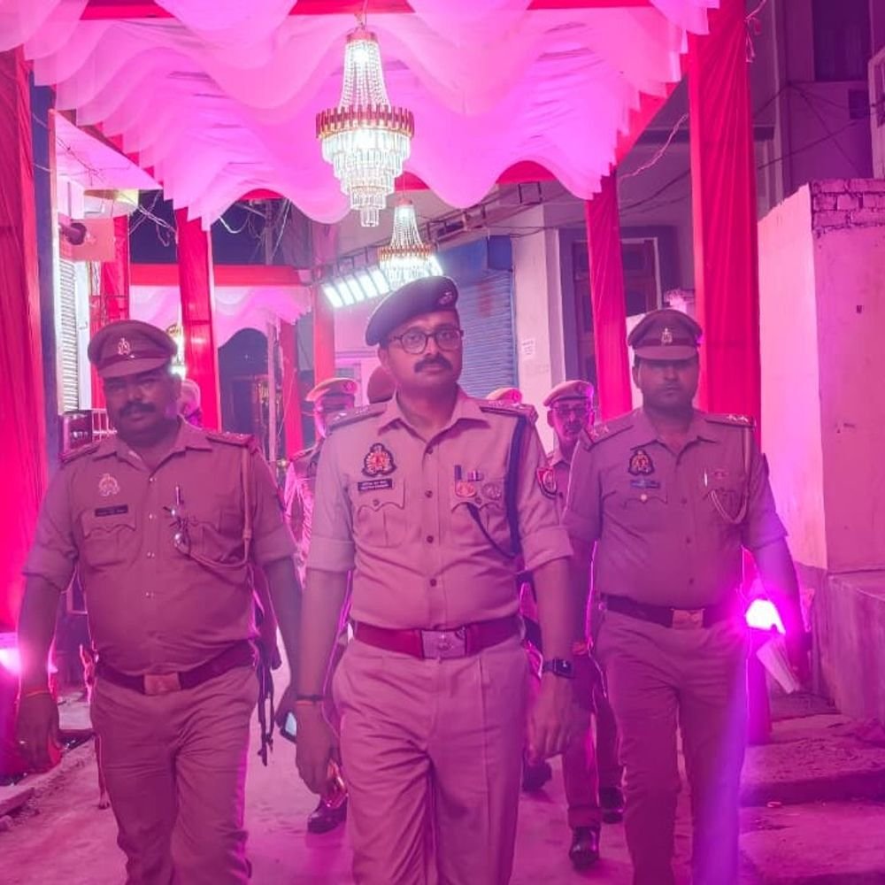 एसपी ने दुर्गा पूजा पंडालों की सुरक्षा जांची:गौरीबाजार और रुद्रपुर में व्यवस्थाएं देखीं, सादे कपड़ों में पुलिसकर्मी भी रहेंगे तैनात