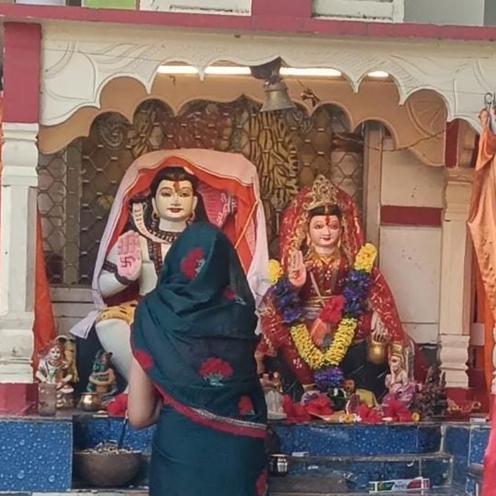 अंबेडकरनगर में शारदीय नवरात्रि पर मन्दिरों में पूजा अर्चना शुरू:मां शैलपुत्री की पूजा, घरों में कलश स्थापना; सुख-समृद्धि की कामना